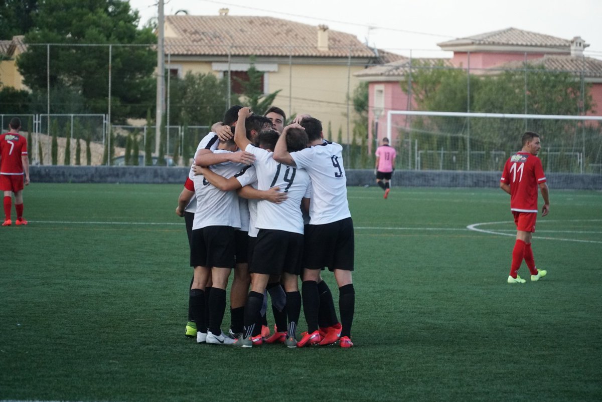 CEConstancia's tweet photo. 🔚🔚 FINAAAL 

🥳 @CEConstancia 4 - @BunyolaCF 1

Gols:
⚽⚽⚽ Llorenç
⚽ Luciano

💪🏼 Diumenge, la final

🤍🖤

#AmunrConstància #PlayOffPrimeraRegional https://t.co/fAjQPor3ZK