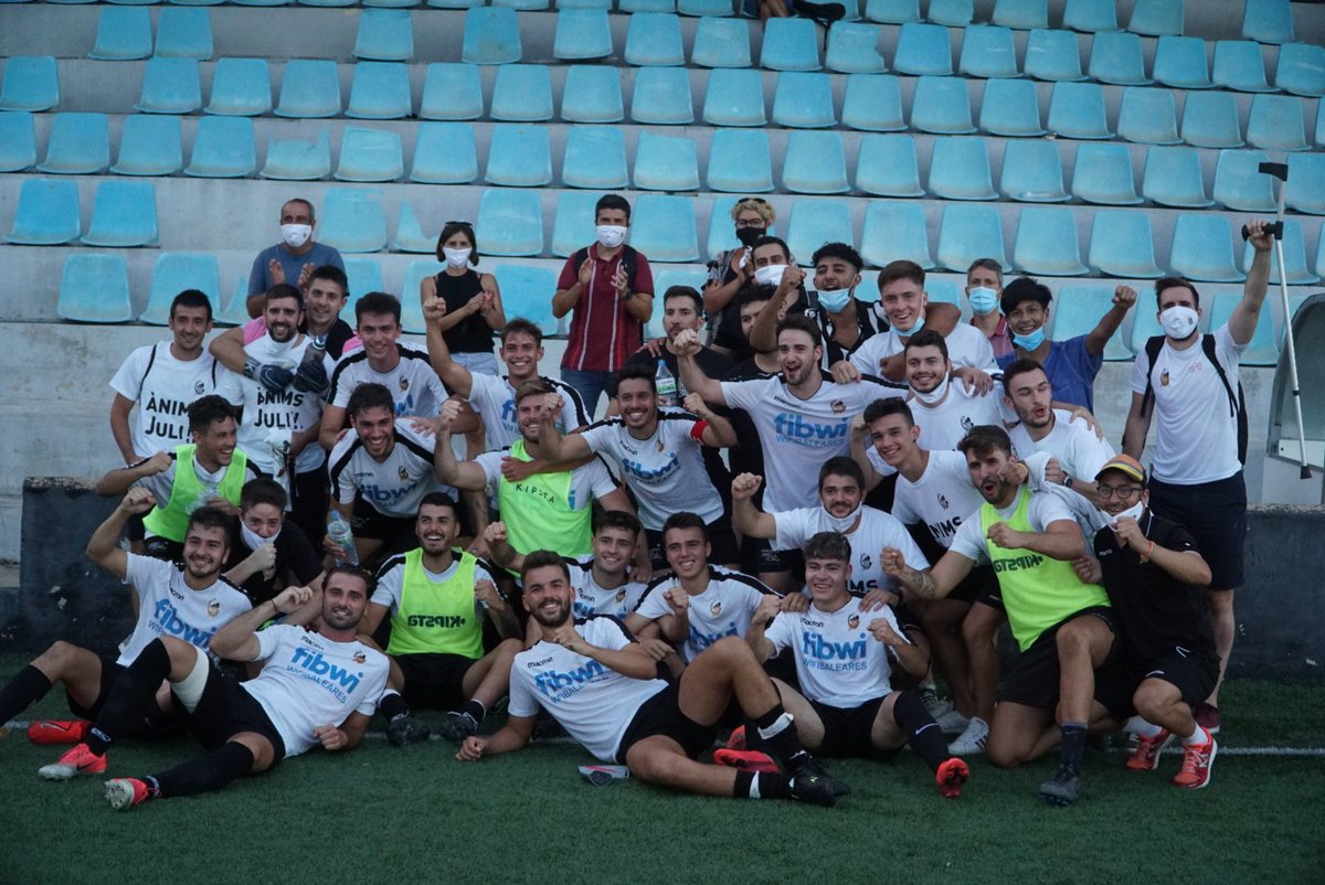 CEConstancia's tweet photo. 🔚🔚 FINAAAL 

🥳 @CEConstancia 4 - @BunyolaCF 1

Gols:
⚽⚽⚽ Llorenç
⚽ Luciano

💪🏼 Diumenge, la final

🤍🖤

#AmunrConstància #PlayOffPrimeraRegional https://t.co/fAjQPor3ZK