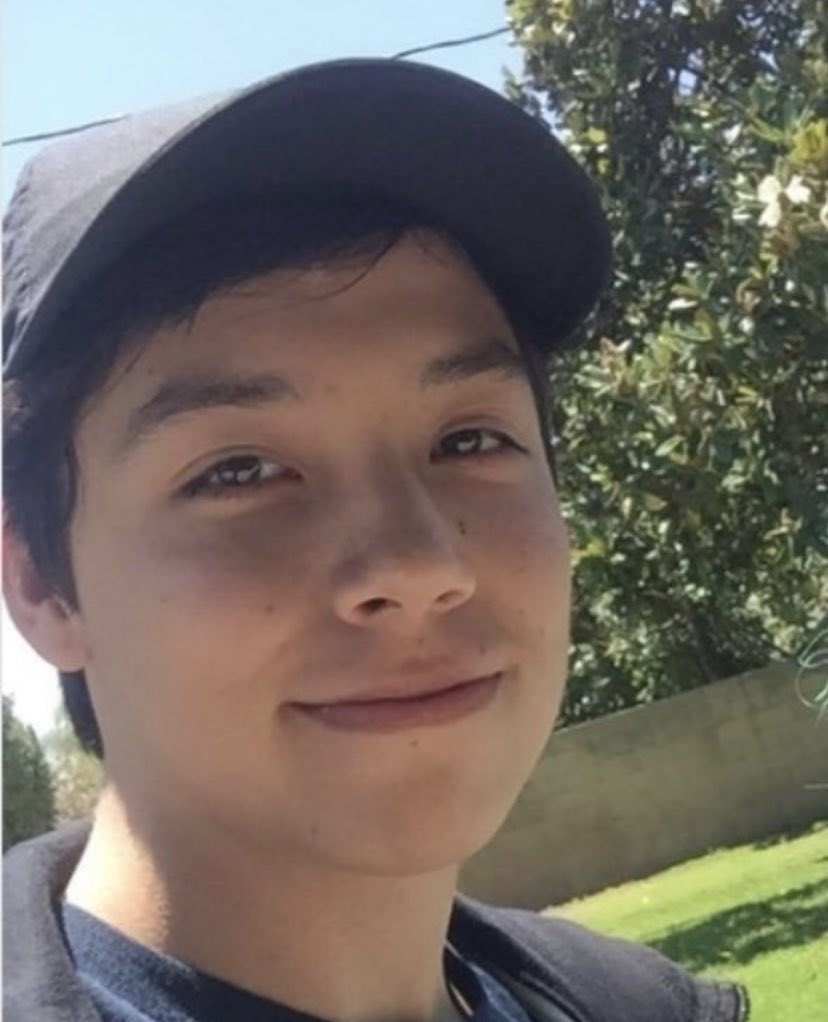 • • ❤︎photos of alex quackity where his lips look a little crusty as lip balm ❤︎ • •    ꧁ 𝓪 𝓽𝓱𝓻𝓮𝓪𝓭 ꧂