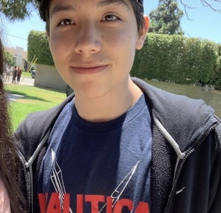 • • ❤︎photos of alex quackity where his lips look a little crusty as lip balm ❤︎ • •    ꧁ 𝓪 𝓽𝓱𝓻𝓮𝓪𝓭 ꧂