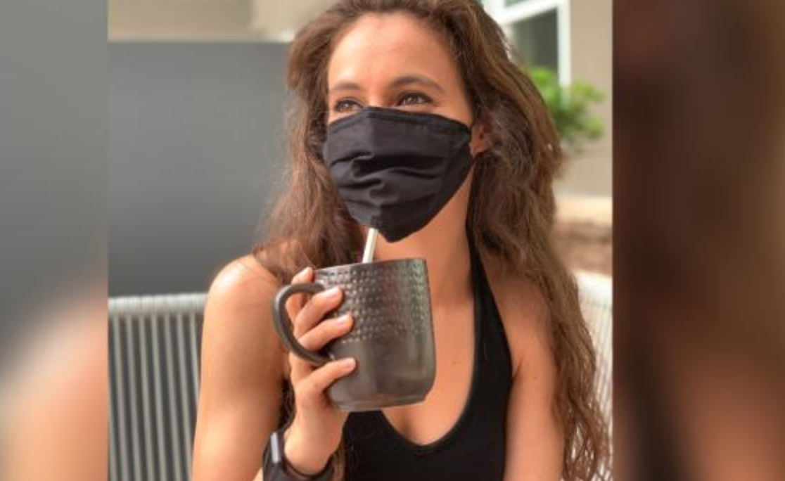 EddyWarman's tweet photo. La empresa #ReddeMask creó un #cubrebocas que permite a los usuarios #ingerir sus #bebidas sin necesidad de quitárselas y arriesgar su #salud. Fue diseñada para ayudar a #baristas, #camareros, #cajeros y #azafatas debido a sus largas jornadas laborales. https://t.co/w5Z3UwpMVl