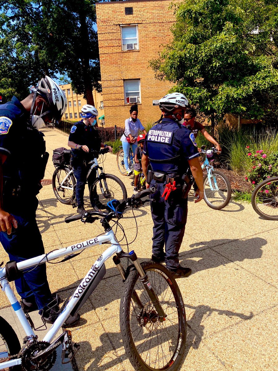 DCMOCRS's tweet photo. This morning our city’s 6D Outreach Team went on a bike ride through Minnesota Ave,NE in #Ward7 with @DCMOCRS and some awesome community members! ☀️🚲 #DCProud #GetFitDC #stayhydrated💧 https://t.co/96NO2uz8f2