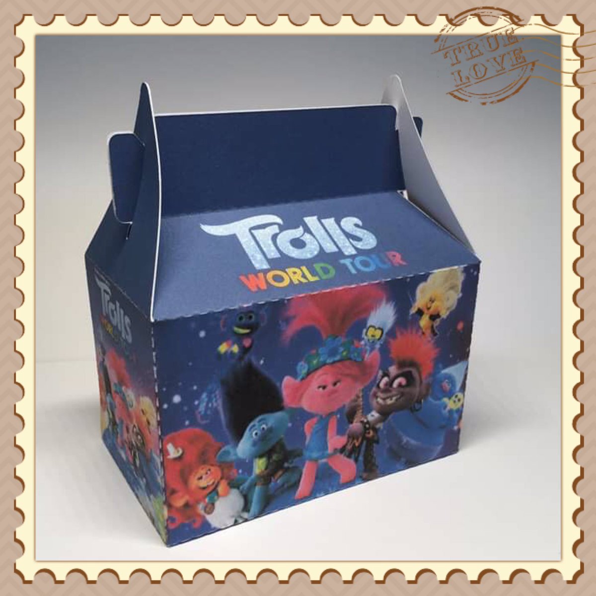 Nieuw nieuw nieuw ‼️
Trolls World Tour doosje 🎁 
in diverse kleuren leverbaar, evt met naam en leeftijd 
De nieuwste film komt in augustus 2020 in de bioscoop📽
Doosje leeg €1,00 💰
Bestel op Riastraktaties@gmail.com