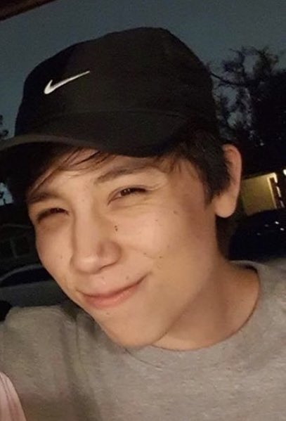 • • ❤︎photos of alex quackity where his lips look a little crusty as lip balm ❤︎ • •    ꧁ 𝓪 𝓽𝓱𝓻𝓮𝓪𝓭 ꧂