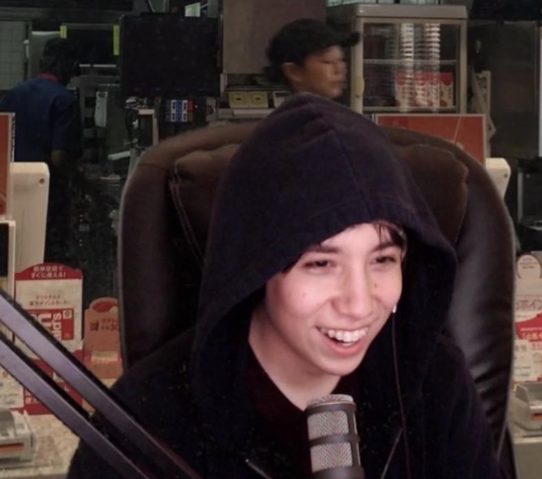 • • ❤︎photos of alex quackity where his lips look a little crusty as lip balm ❤︎ • •    ꧁ 𝓪 𝓽𝓱𝓻𝓮𝓪𝓭 ꧂