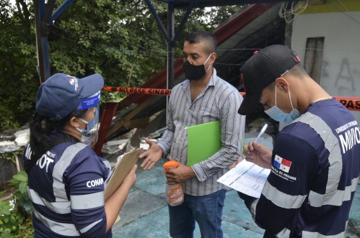 MIVIOTPma's tweet photo. A través de nuestro personal de #Conapro nos trasladamos al sector Sara Sotillo en el corregimiento de Bethania y evaluamos a la familia que resultó afectada por el colapso de su vivienda. #TrabajandoPorPanamá #UnPanamáMejor https://t.co/EsjdnN5J8A