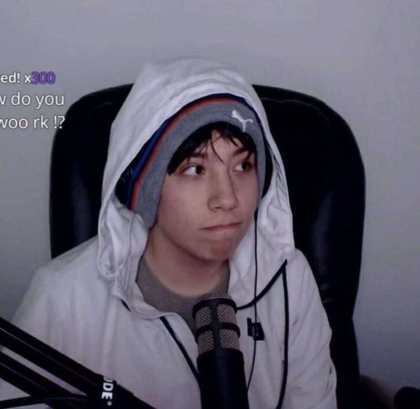 • • ❤︎photos of alex quackity where his lips look a little crusty as lip balm ❤︎ • •    ꧁ 𝓪 𝓽𝓱𝓻𝓮𝓪𝓭 ꧂