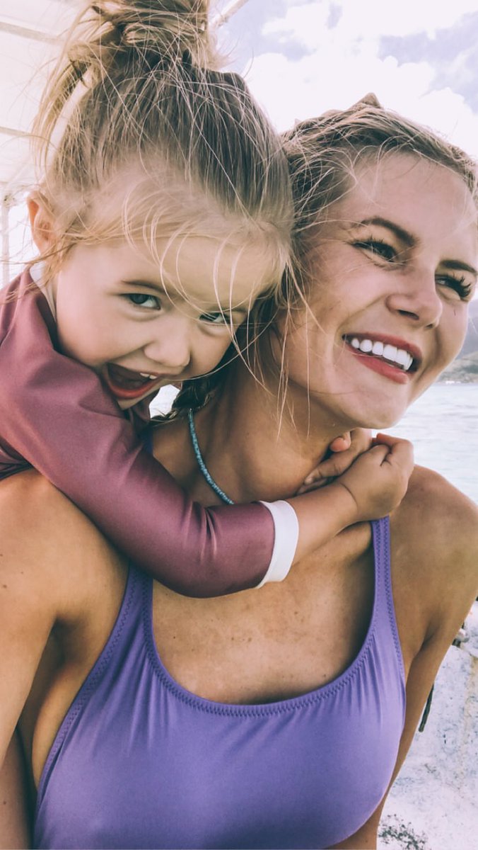 RosieMbelle's tweet photo. ¡HOY! És el cumple de mommy, the quiero mucho Mama!❤️ https://t.co/wvsK2NhvfN