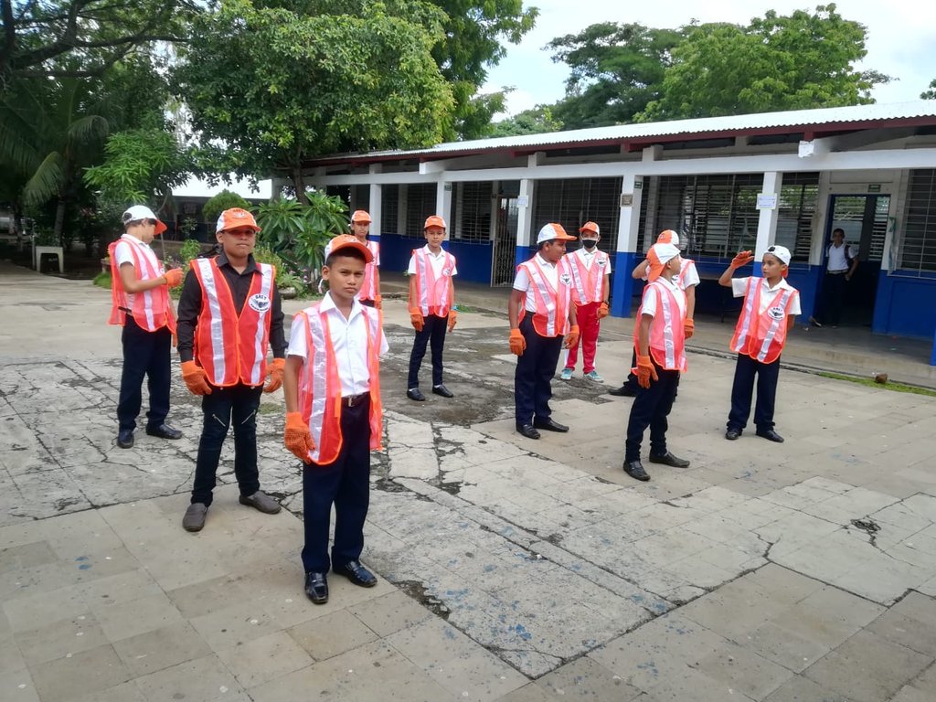 lenertorres82's tweet photo. 📝📚En León continuamos asegurando la Continuidad Educativa en los diferentes programas Educativo.
🇳🇮 Con responsabilidad promovemos y practicamos las medidas de prevención de enfermedades y COVID-19.  
👨‍🎓 Todas y todos Aprendiendo para Prosperar!!!
@LeonMined 
@minednicaragua https://t.co/USaGAN5fjT