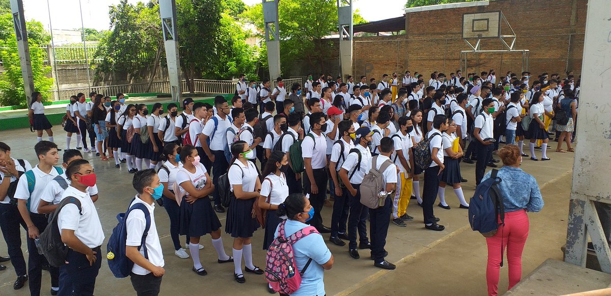 lenertorres82's tweet photo. 📝📚En León continuamos asegurando la Continuidad Educativa en los diferentes programas Educativo.
🇳🇮 Con responsabilidad promovemos y practicamos las medidas de prevención de enfermedades y COVID-19.  
👨‍🎓 Todas y todos Aprendiendo para Prosperar!!!
@LeonMined 
@minednicaragua https://t.co/USaGAN5fjT