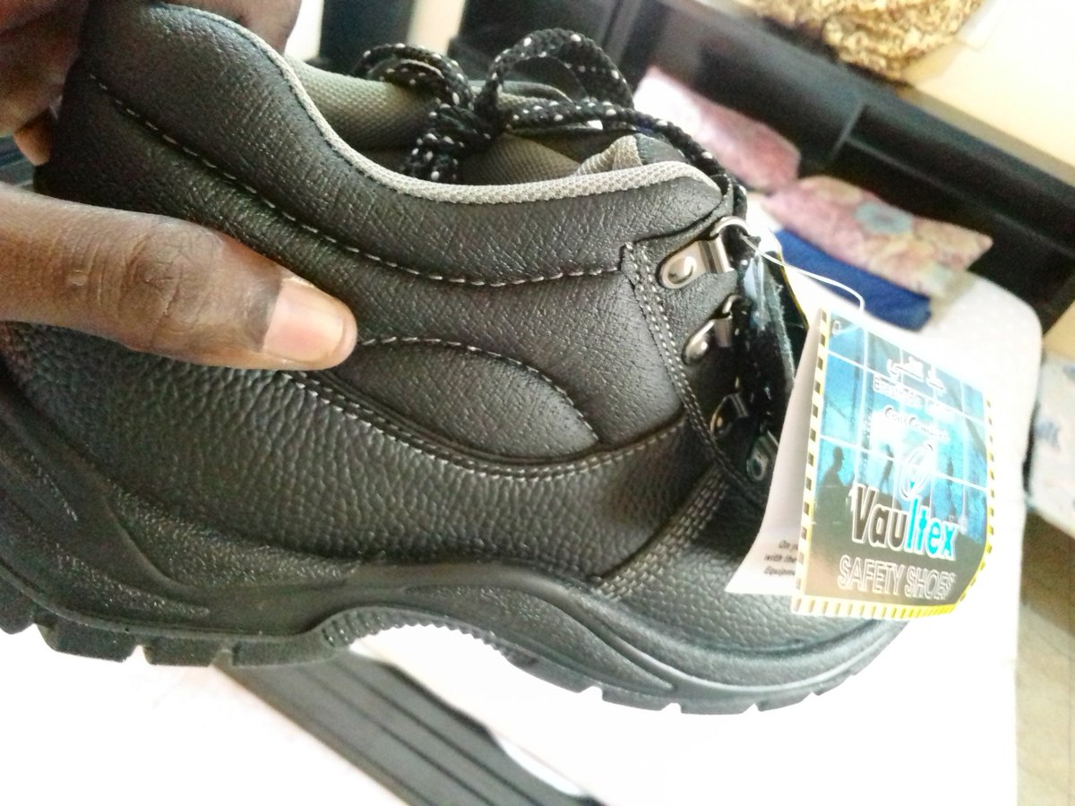 PlaceSama's tweet photo. #Hello 🖐️ vous êtes des hommes de chantier, nos #chaussures sont faites pour vous 😉
En cette période d'hivernage protéger vos pieds🤙
#Pointure 43
#Prix magique 💥 https://t.co/S0MhhWwcYL