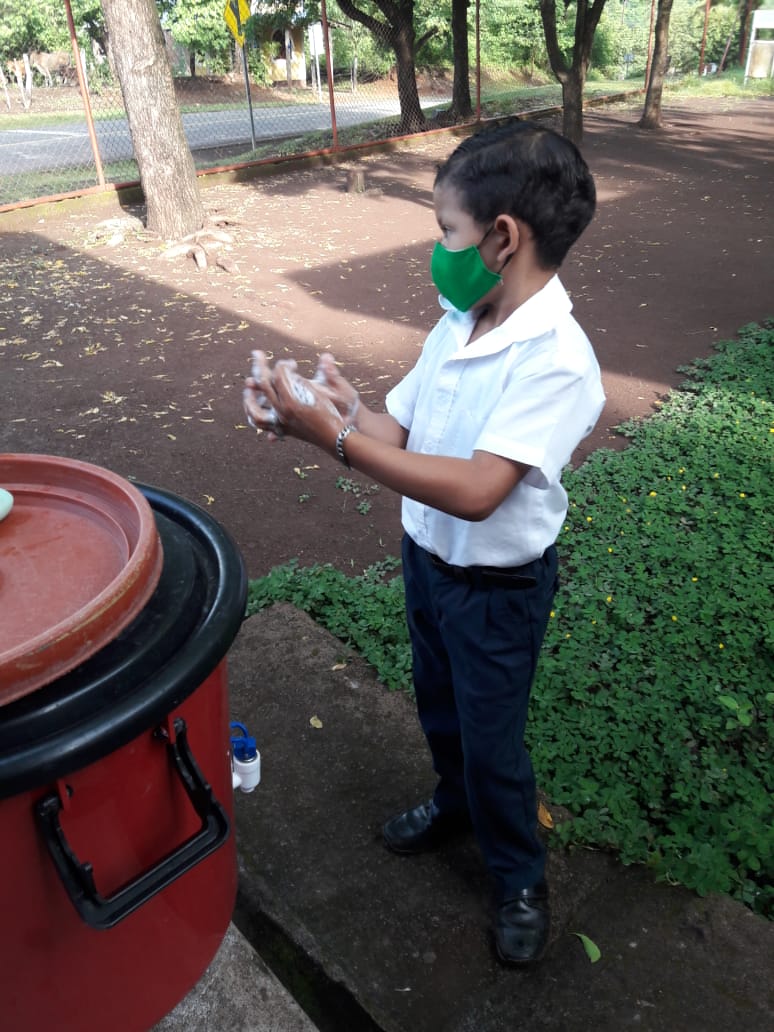 lenertorres82's tweet photo. 📝📚En León continuamos asegurando la Continuidad Educativa en los diferentes programas Educativo.
🇳🇮 Con responsabilidad promovemos y practicamos las medidas de prevención de enfermedades y COVID-19.  
👨‍🎓 Todas y todos Aprendiendo para Prosperar!!!
@LeonMined 
@minednicaragua https://t.co/USaGAN5fjT