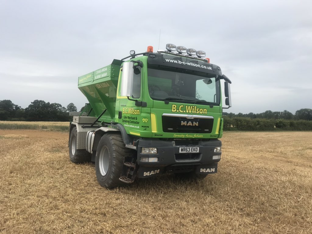 LimeyBruce's tweet photo. #LimeSpreading #Harvest2020 #VRA #pHCorrection #JackRussells https://t.co/AdTEZlYqM1