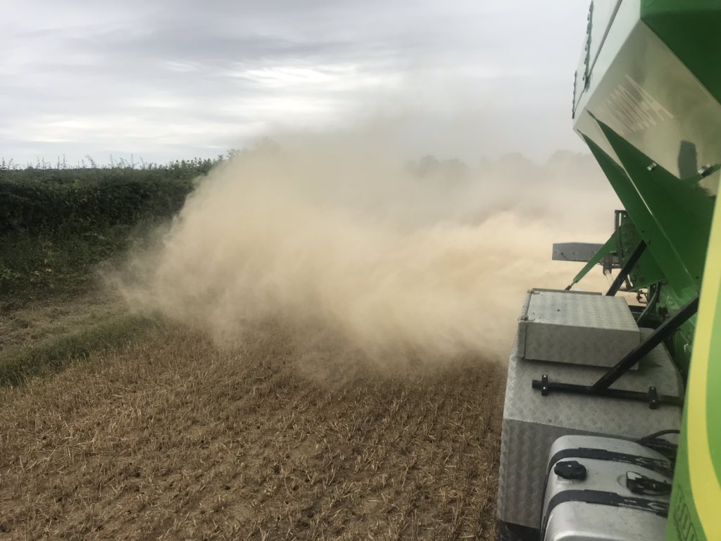 LimeyBruce's tweet photo. #LimeSpreading #Harvest2020 #VRA #pHCorrection #JackRussells https://t.co/AdTEZlYqM1