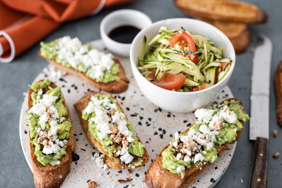 beecookagency's tweet photo. Recette pour un apéro gourmand, tartine à l’avocat avec feta, c'est parfait pour l’été. 😋
Du végétal avec l’avocat, des protéines avec la feta.
Une recette idéale pour satisfaire les grands et les petits. 🐝 https://t.co/sYzMSNwI1c