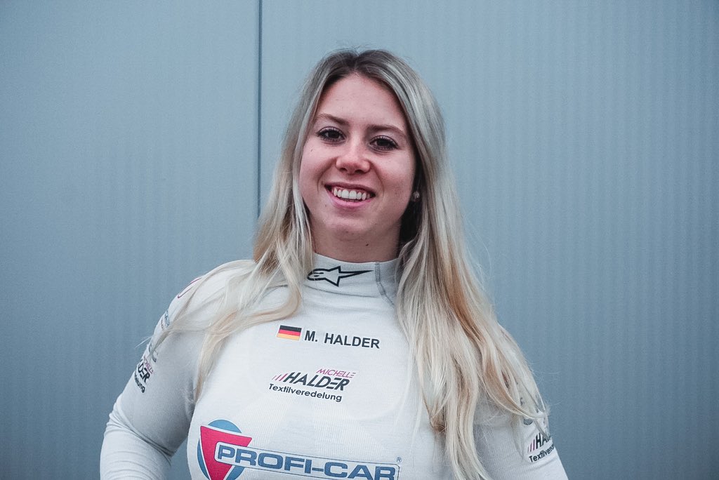 MichelleHalder's tweet photo. Be happy ๐๐
#girlpower #racegirl #racing
#portrait #portraitphotography #fashion #outfit #ootd #instafashion #stlyle #trend
#wheelsister #michellehalder https://t.co/gdHwkv0Ut4