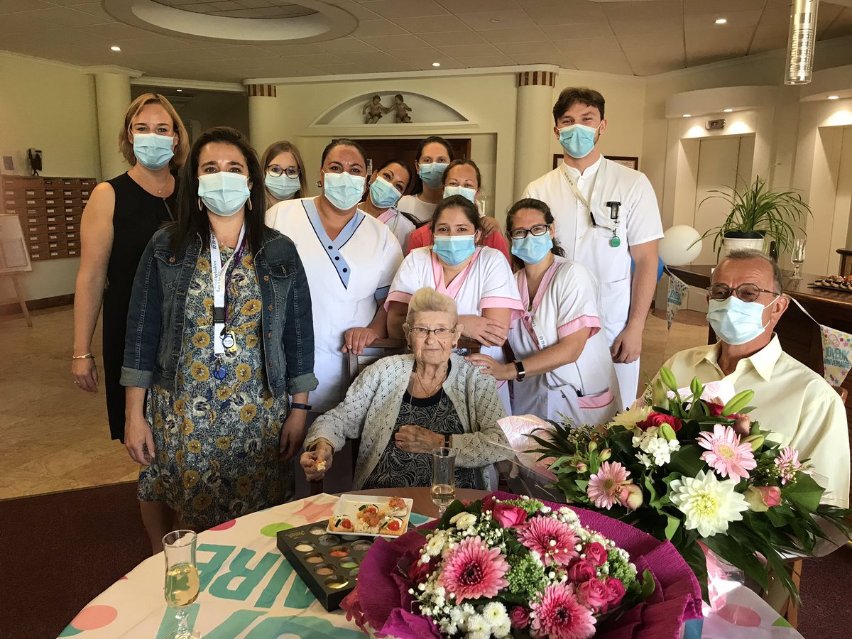 lesorchideesvda's tweet photo. Et de 4 ! Encore une pimpante centenaire à la résidence Les Orchidées de Villeneuve d’Ascq ! Joyeux anniversaire Madame ! 🌺🥂 https://t.co/apdpLKdtvM