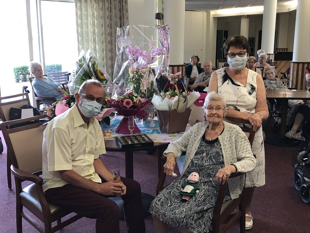 lesorchideesvda's tweet photo. Et de 4 ! Encore une pimpante centenaire à la résidence Les Orchidées de Villeneuve d’Ascq ! Joyeux anniversaire Madame ! 🌺🥂 https://t.co/apdpLKdtvM