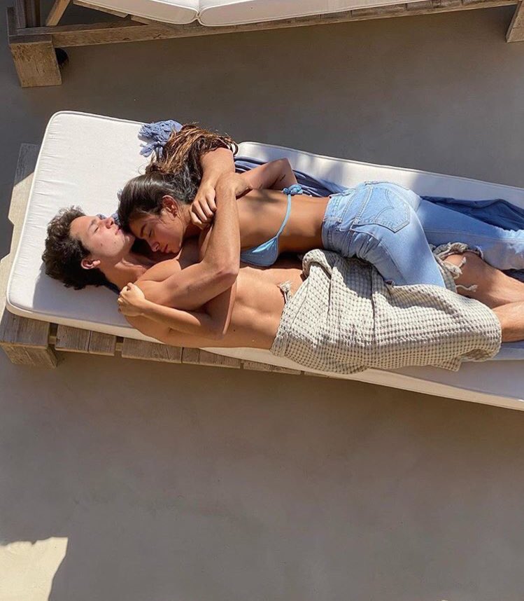 3relation tweet media