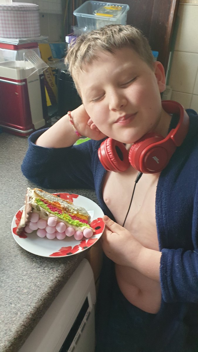 vicpeet's tweet photo. @WhitegateSch @WhitegateLibra1 we have cut it open. Loads of bright marble effect sponge and bright yellow butter icing. https://t.co/45U47xg5jf