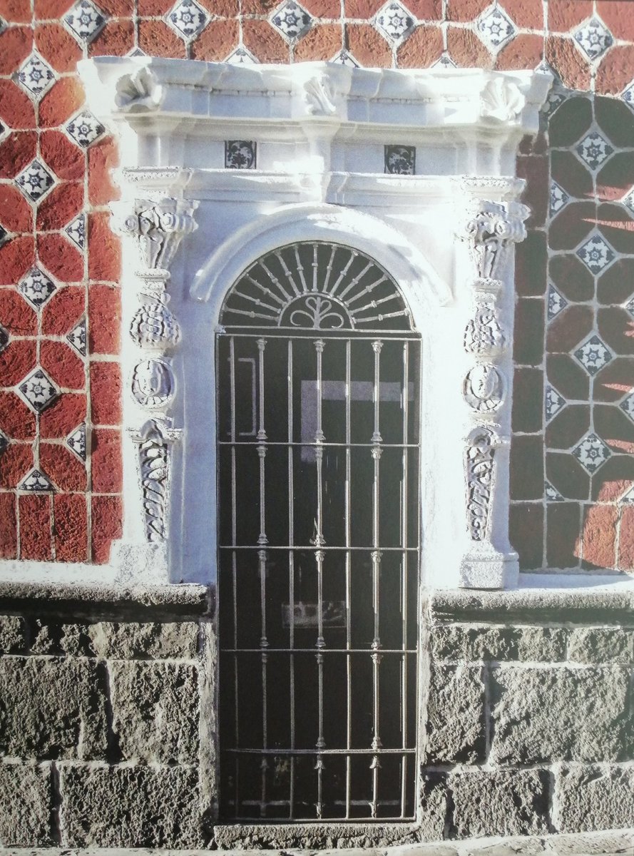 ABernalCastillo's tweet photo. Ventana en la planta baja del inmueble de la #5Oriente601 en #Puebla, que perteneció a la Fam. Castillo Reyes. Fue consultorio médico durante muchos años y pastelería en los más recientes. Hoy es @RestauroSapos. #BarrocoPoblano #PatrimonioMundial https://t.co/XNytY2yrG2