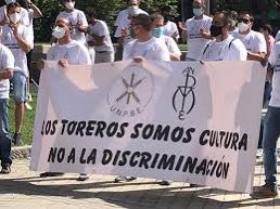 SaraSalamo's tweet photo. De pasta ni idea... Pero de ego vais servidos.
Ya ni siquiera apelan al discurso “el toreo es arte” sino “los toreros somos culturas”.
¡Ellos en sí mismos! 😳😳
Pues nada, poneros en un museo, que iremos a contemplaros y a nutrirnos de vuestra presencia 🤷🏽‍♀️ https://t.co/qVXiPussed