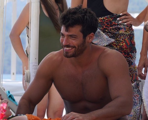 Özgür tinha o sol só pra ele kkkk 
#CanYaman
#BayYanlış
#ÖzgeGürel
#EzGür