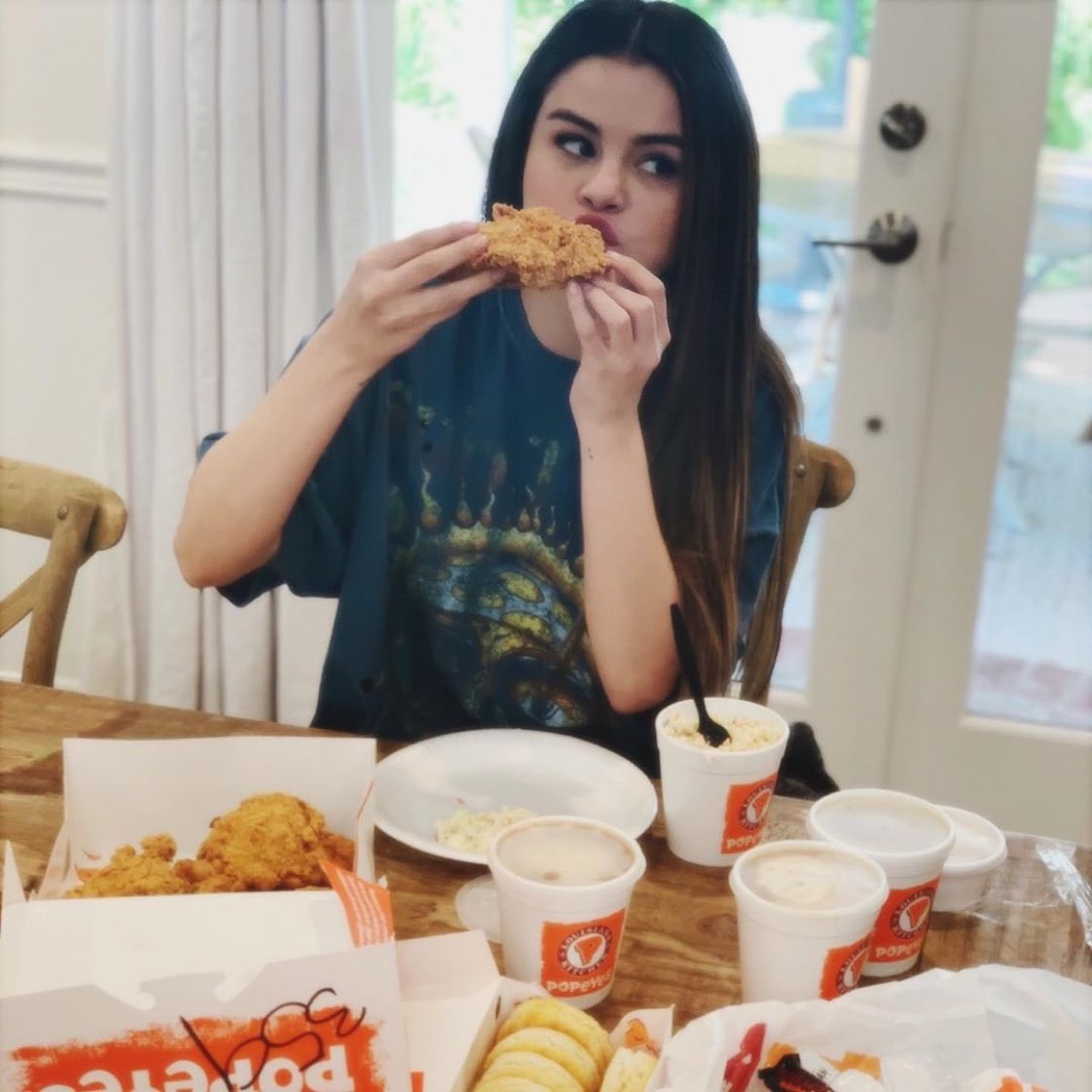 kindacrazyxsel's tweet photo. HASTA COMIENDO TE VAS A VER TAN LINDA???? DEJÁ
#happybirthdayselena #28yearsofselena https://t.co/W7p2T2WWy4