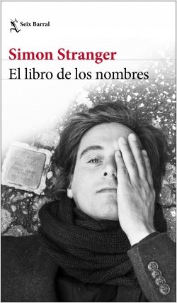 Seix_Barral's tweet photo. 📕NOVEDAD
A partir de su historia familiar,@Simonstranger ha escrito una novela original e impactante donde se cruzan dos tramas: la de tres generaciones de la familia Kommisar a lo largo de ochenta años.

📕#Ellibrodelosnombres 👉 Empieza a leer https://t.co/UE96B3YZPr https://t.co/uZVq5W9fxk