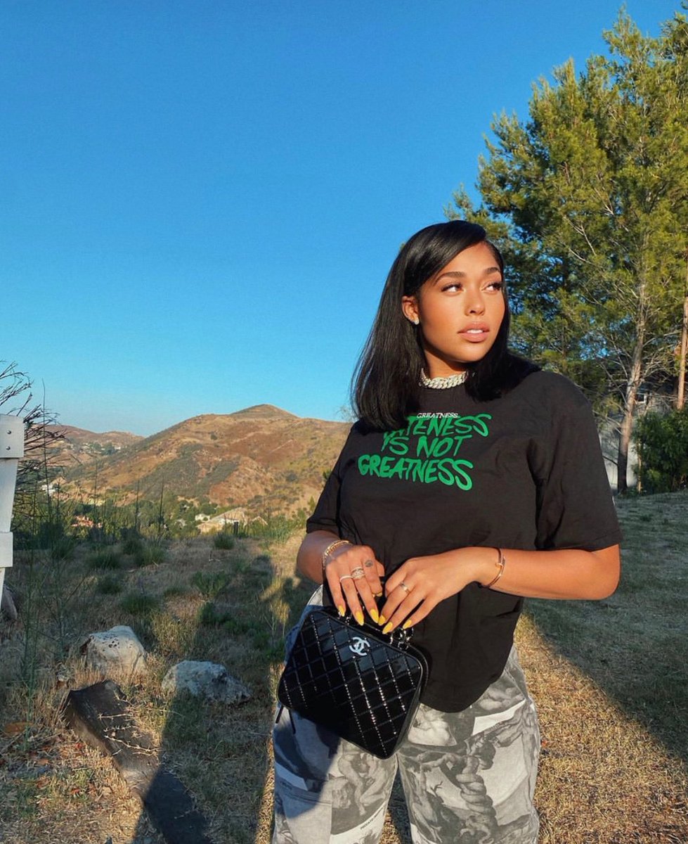 shopTSTB's tweet photo. ATTENTIONNNNNN!!!! Today we have our beautiful Wednesday Signature Crush which is @jordynwoods she is rocking our Diana nail bangle with that dope outfit 😍😍 trust me we have more of these stylish bracelets & more on our site ✨#signaturetouch #jordynwoods #signaturebae https://t.co/oL83XOEeEk
