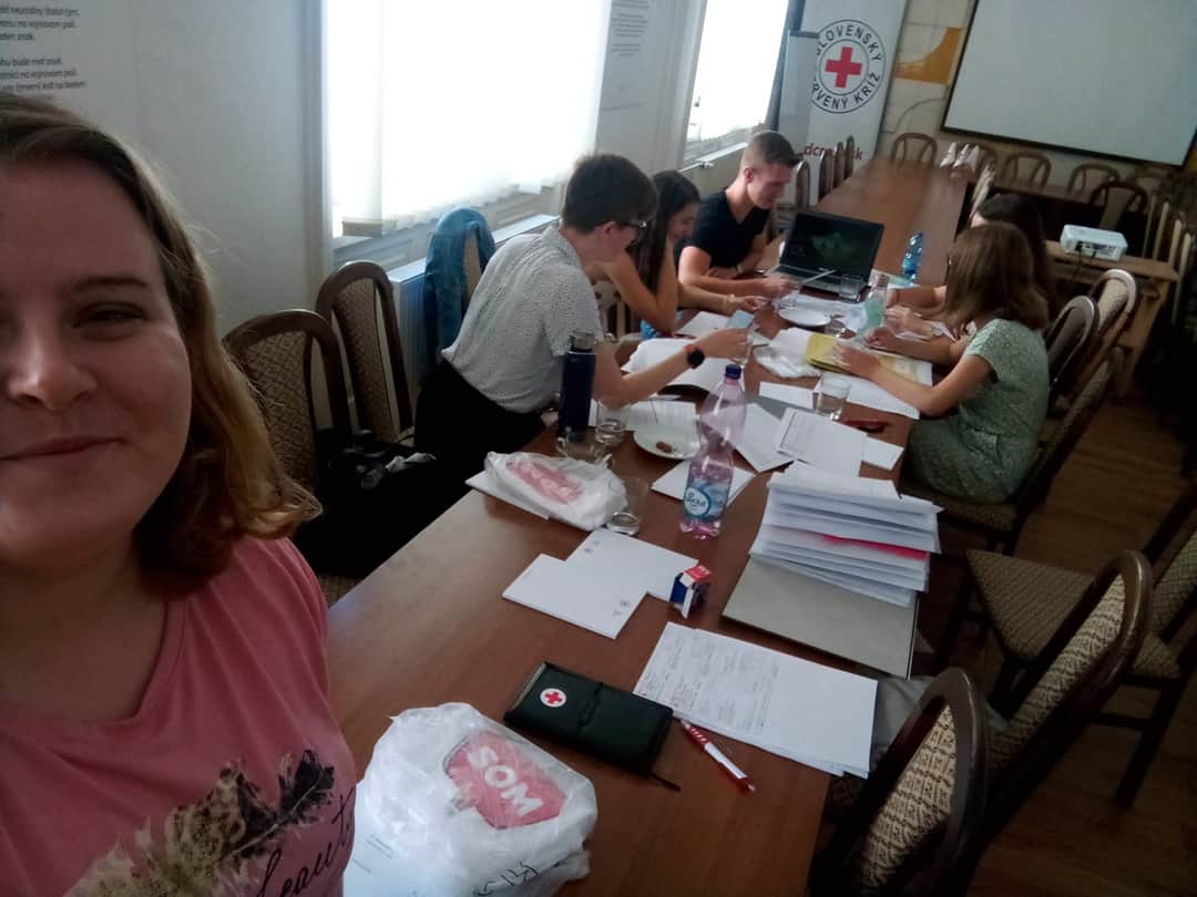 SVKRedCrossSOM's tweet photo. Nesmierne sa tešíme na 20tku mladých dobrovoľníkov z 9 územných spolkov SČK, ktorým nie sú ľahostajné témy týkajúce sa kyberšikany, rovesnickeho nátlaku, nenávistných prejavov, rodovej rovnosti, online bezpečnosti, prevencie pred HIV/AIDS a STD.
#redhelps #mladezsck https://t.co/lxT3Y5Aapn