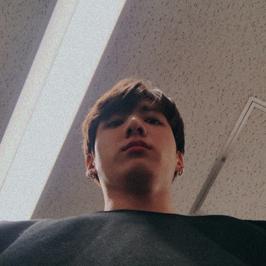 pov: zawiązujesz mi sznurówki

witajcie, jestem Chamin. wróciłem po krótkiej przerwie i chciałbym kogoś nowego poznać. zasady są wszystkim znane. prosiłbym o rt, w końcu potrzebuję zasięgów. nie bójcie się też pisać sami!!! btw pijcie wodę<3