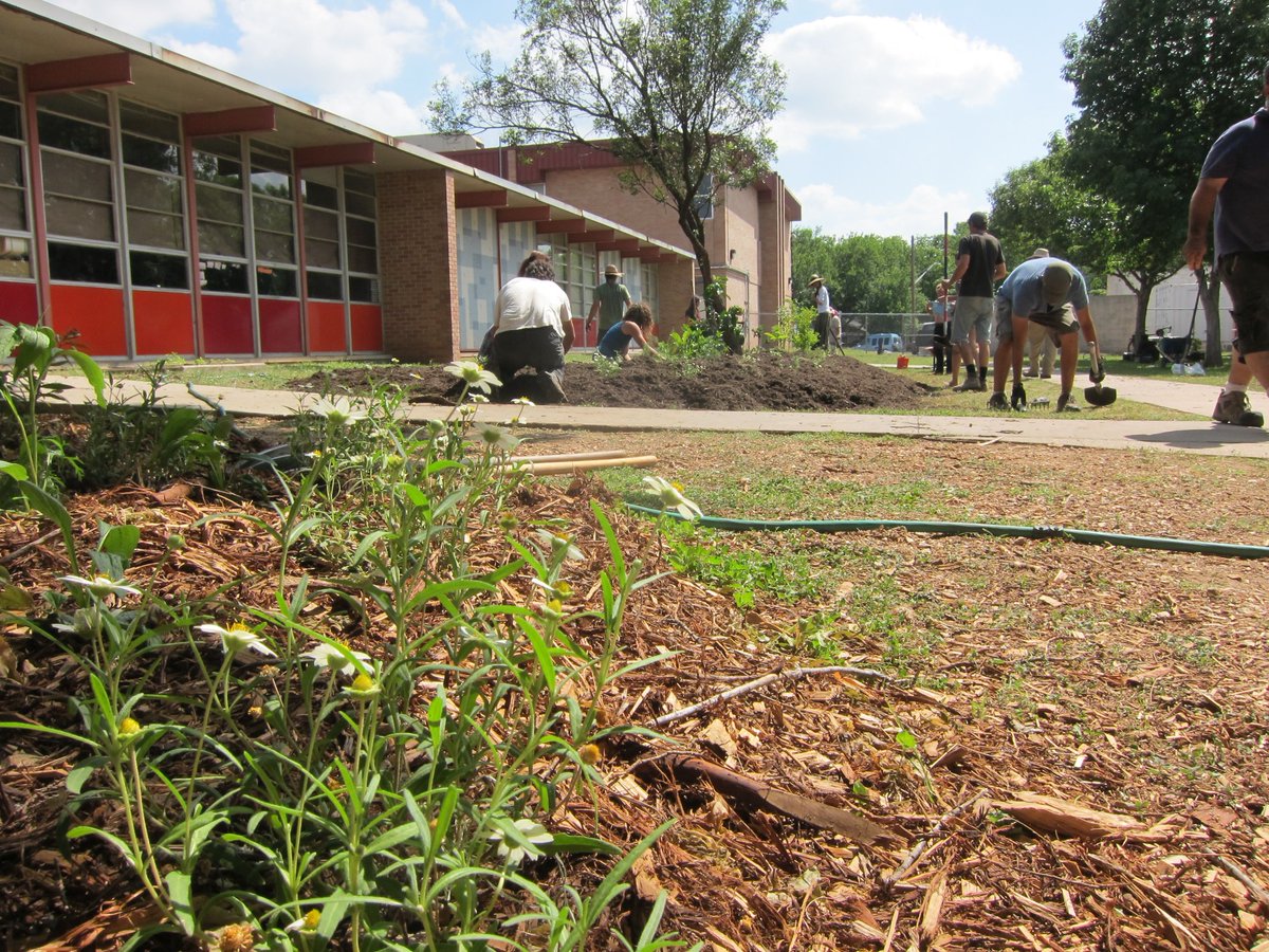 ecorise's tweet photo. ...working w/ Mentor @KEIB_MsBarton at @EMHSAustinISD to build chicken coops, bee caves &amp; a wellness walkway. Thank you to @AustinISD, @austintexasgov, @glimmeraustin &amp; @teainfo for making this program possible!  #WeRise #ecoteacher https://t.co/RXTcOV5nts
