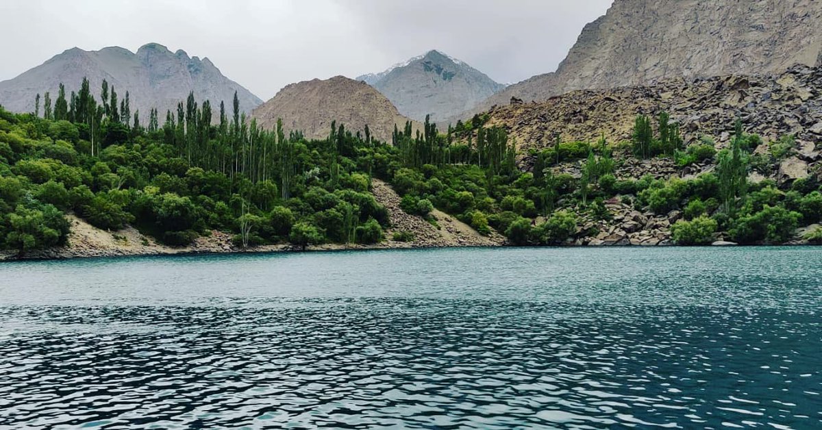 The beauty and colors of Upper Kachura Lake, Skardu, Gilgit Baltistan captured by @BakhatNasr #BeautifulPakistan #ExplorePakistan #TourismPk