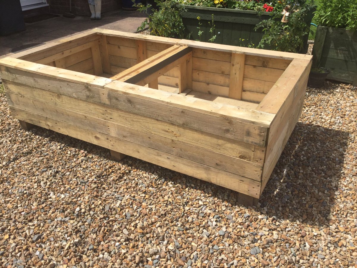 Shelly2571's tweet photo. Handmade Garden Planters/Raised Beds Now Available! 2 Styles! 6ft3 x 3ft5 x 1ft10 Local delivery available just message me for details! ❤️👩🏻‍🌾 #reclaimed #gardendesign #growyourown #flowers #vegetables #shropshire #shrewsburysmallbiz https://t.co/VU7MfokGzK