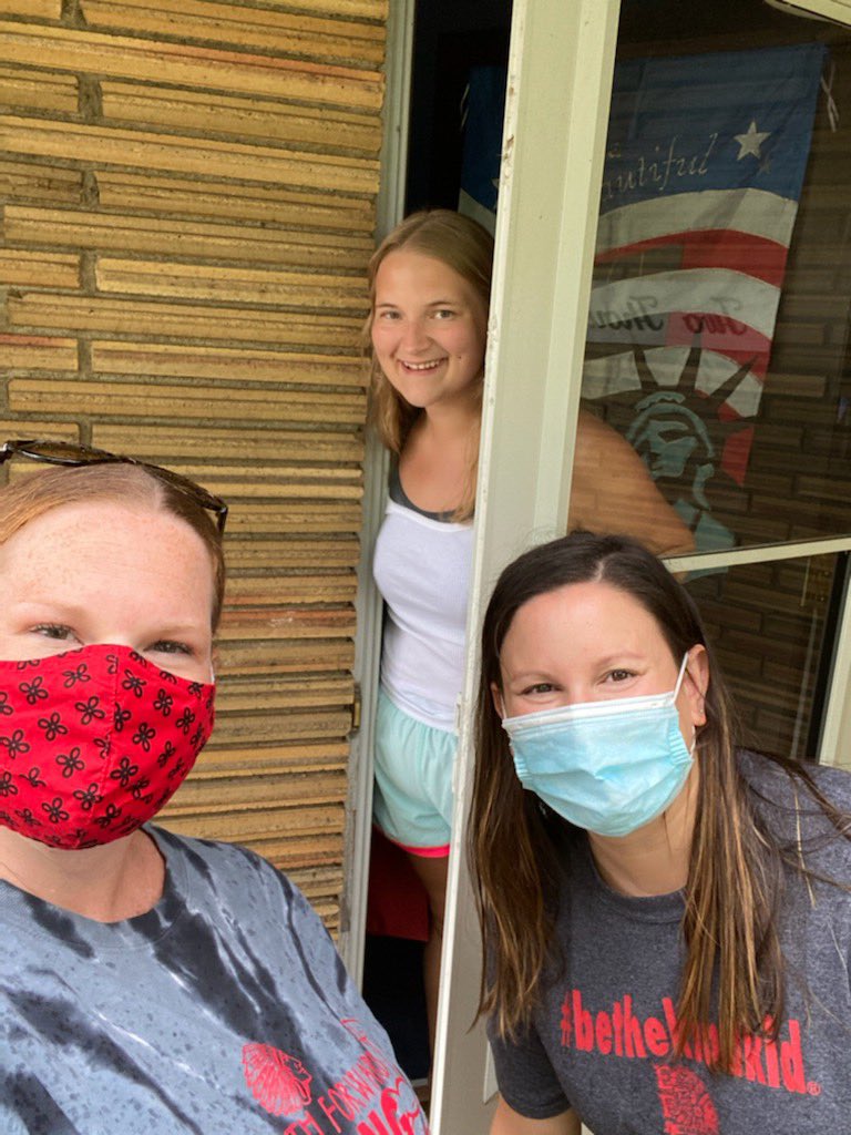 MsLongTweets134's tweet photo. @MrsGeis_efhs and I were so excited to see Julie today!! We will miss seeing her and the rest of the 2020 grads 😭😭😭 https://t.co/By7rrxeZCb