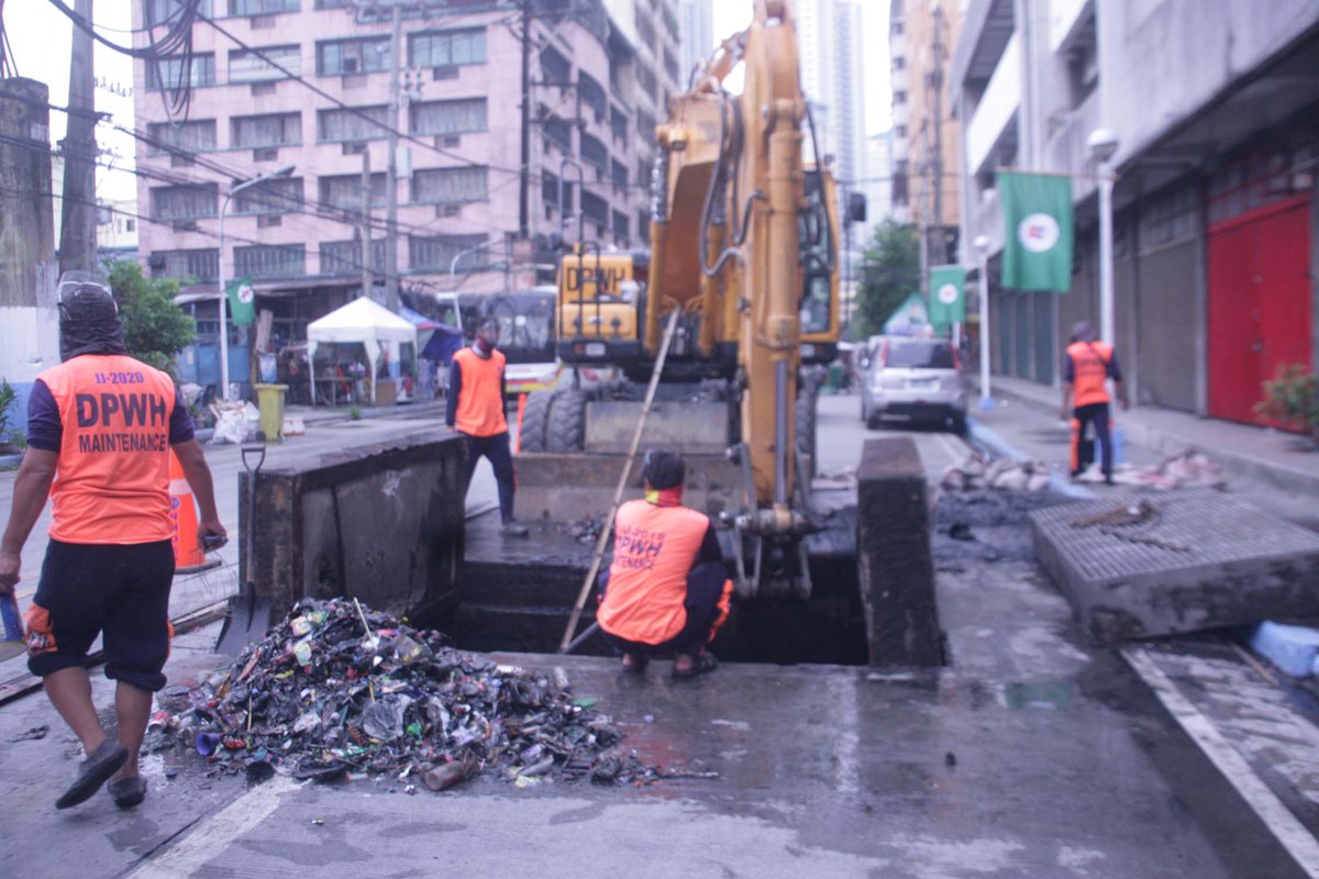 tribunephl's tweet photo. LOOK. Department of Public Works and Highways workers declog a drainage along Fugoso St. in Sta Cruz, Manila Wednesday. The work is done during rainy season to prevent flooding during heavy downpour. (Photo by Al Padilla) #declogging https://t.co/EqJAHf3akJ