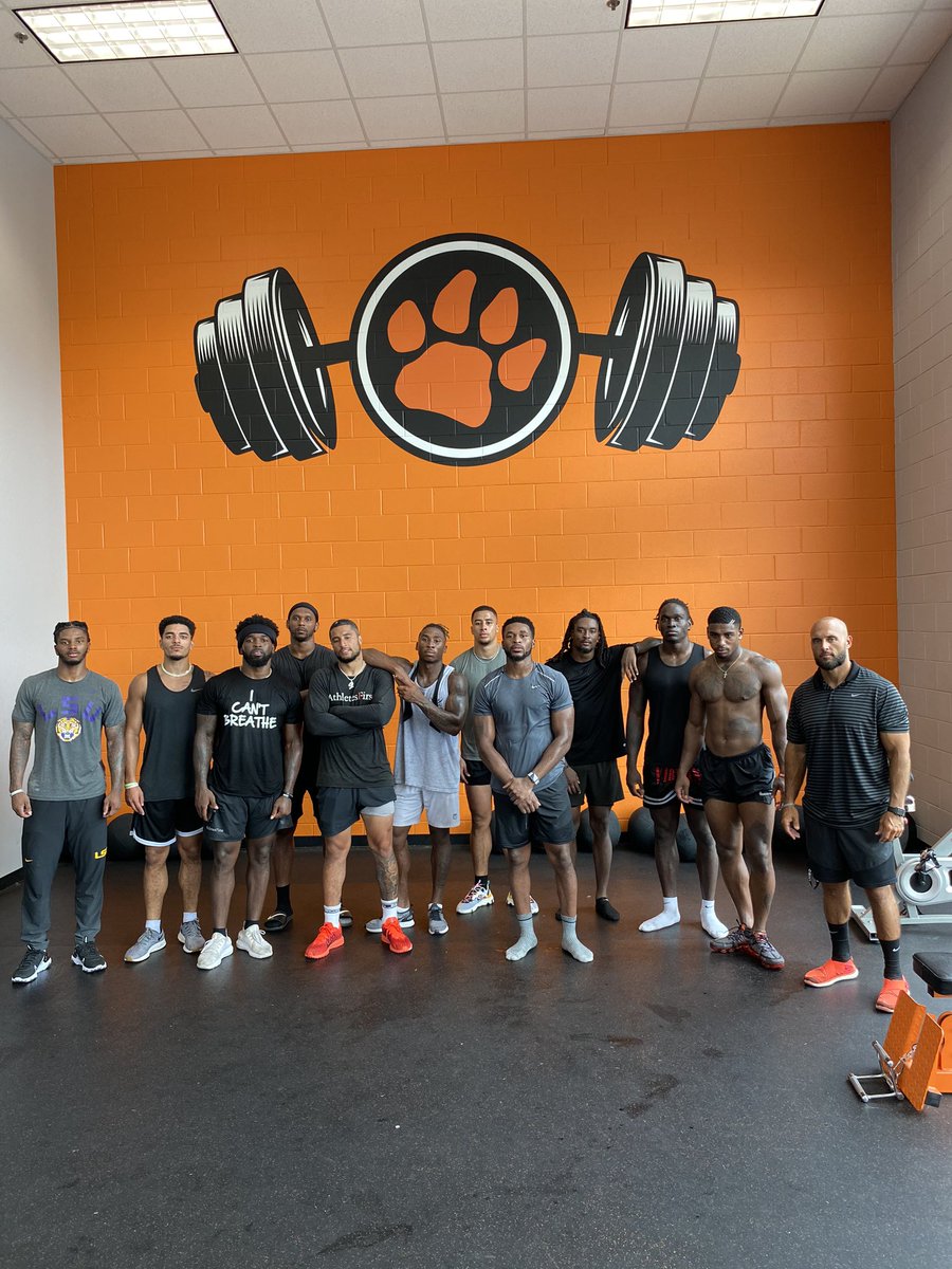 JasonSpray's tweet photo. Good days work with the crew💪🏽 @KB31_Era @kennyvaccaro @BluesKalus @J_Smitty31 @amanihooker37 @Dane2Smoove @Jovante_Moffatt @Kriss1_ @David__Long @TyeSmithCB Kareem Orr Leeway #BLUECOLLAR #workersonly #nofluff @Titans https://t.co/ZKHHkQuc0l