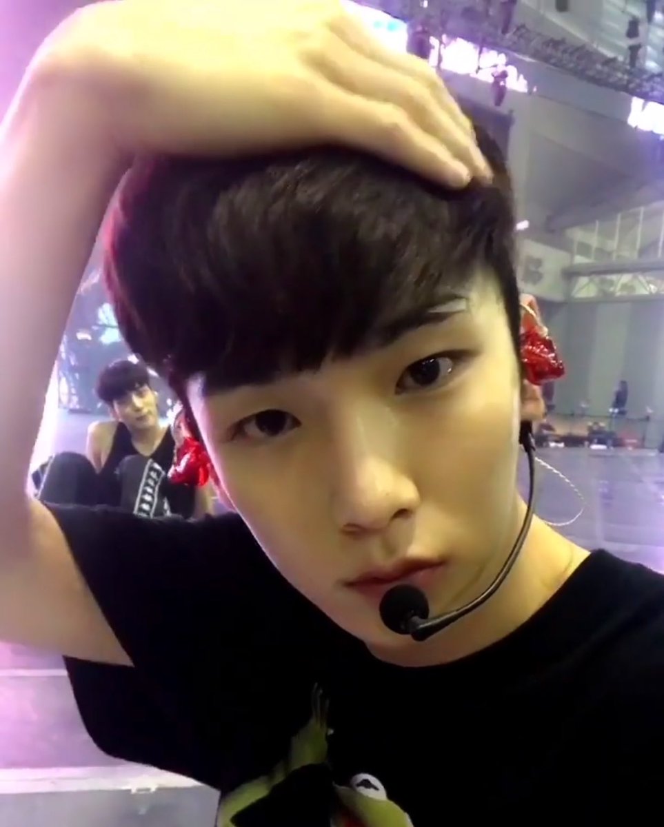 kjhsmiling's tweet photo. peekaboo https://t.co/fODcBDZKQT