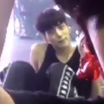 kjhsmiling's tweet photo. peekaboo https://t.co/fODcBDZKQT