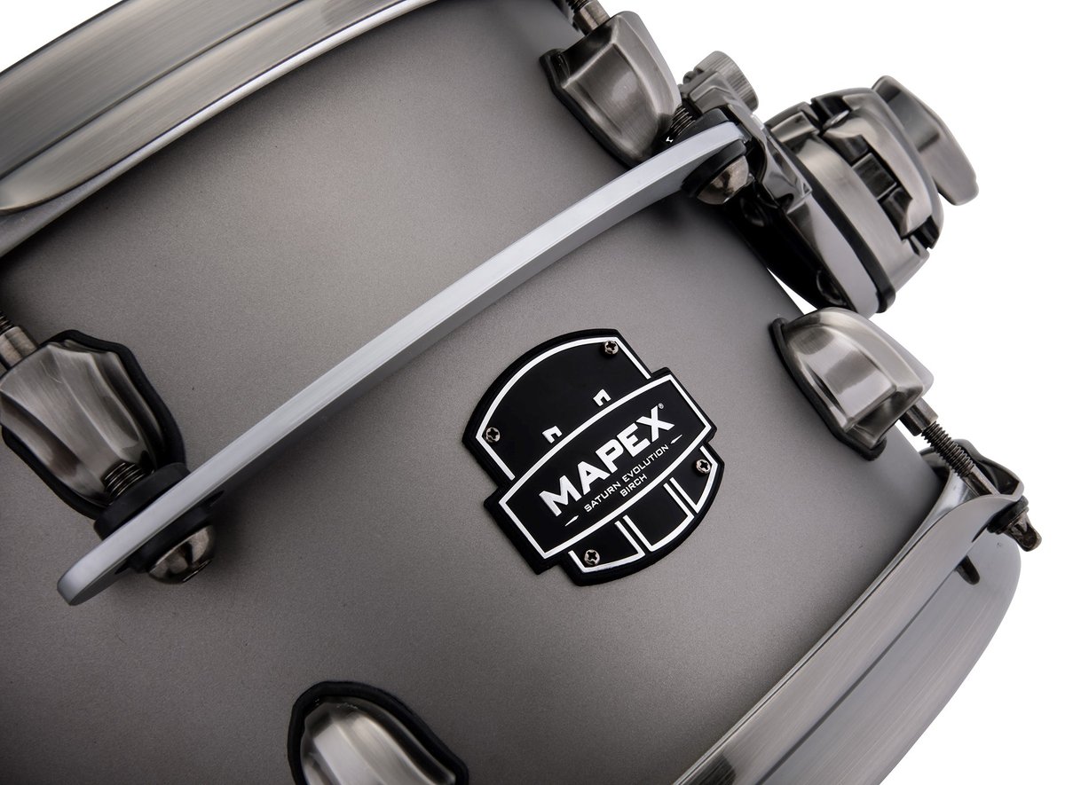bateraclube1's tweet photo. Uma das bateras que a gente mais ficou com vontade de tocar e ouvir o som na #NammShow2020 em janeiro foi esta belezura aqui, a nova Mapex Saturn Evolution Birch😲🤩, agora literalmente com os anéis de Saturno como sistema flutuante do tambor, um espetáculo! 👌 https://t.co/EgYcBUf3dh