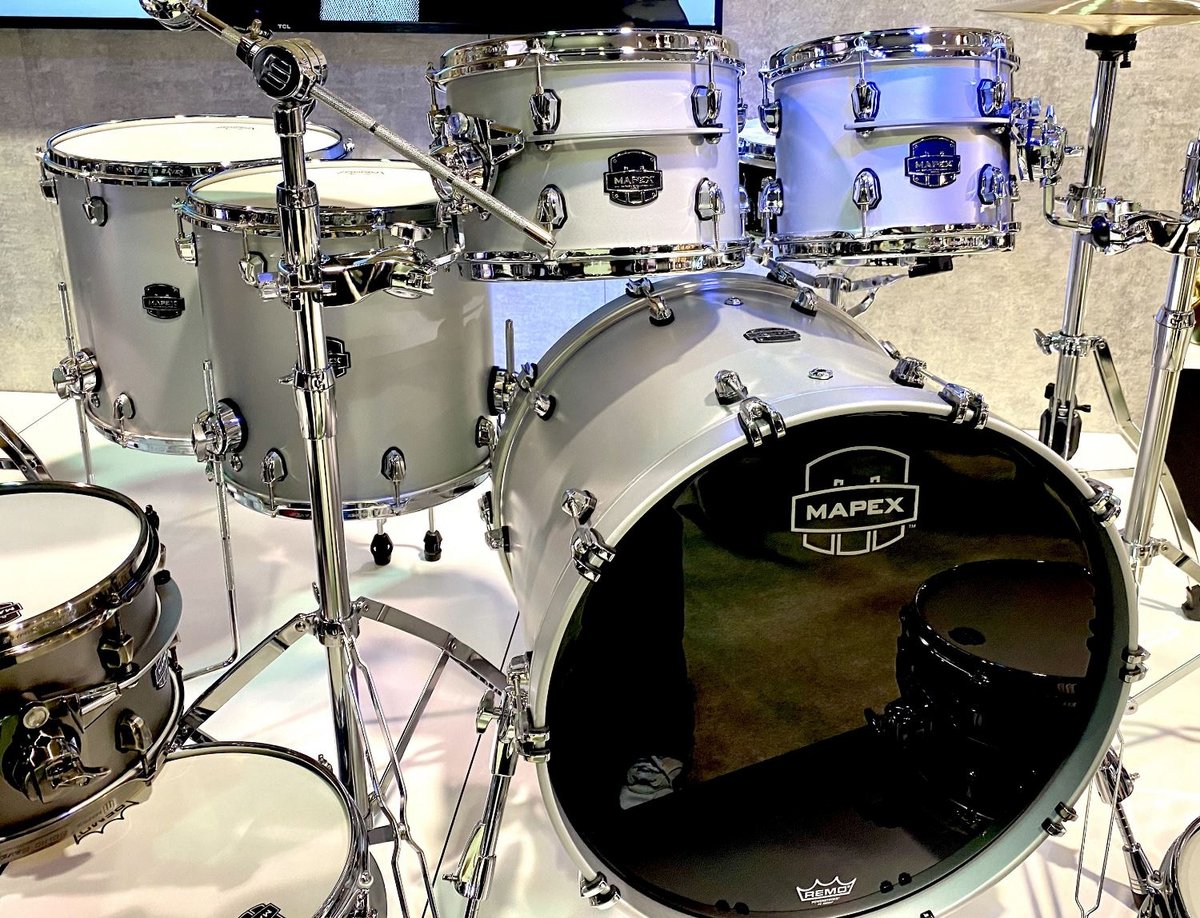 bateraclube1's tweet photo. Uma das bateras que a gente mais ficou com vontade de tocar e ouvir o som na #NammShow2020 em janeiro foi esta belezura aqui, a nova Mapex Saturn Evolution Birch😲🤩, agora literalmente com os anéis de Saturno como sistema flutuante do tambor, um espetáculo! 👌 https://t.co/EgYcBUf3dh
