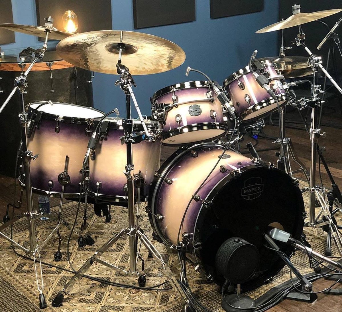 bateraclube1's tweet photo. Uma das bateras que a gente mais ficou com vontade de tocar e ouvir o som na #NammShow2020 em janeiro foi esta belezura aqui, a nova Mapex Saturn Evolution Birch😲🤩, agora literalmente com os anéis de Saturno como sistema flutuante do tambor, um espetáculo! 👌 https://t.co/EgYcBUf3dh