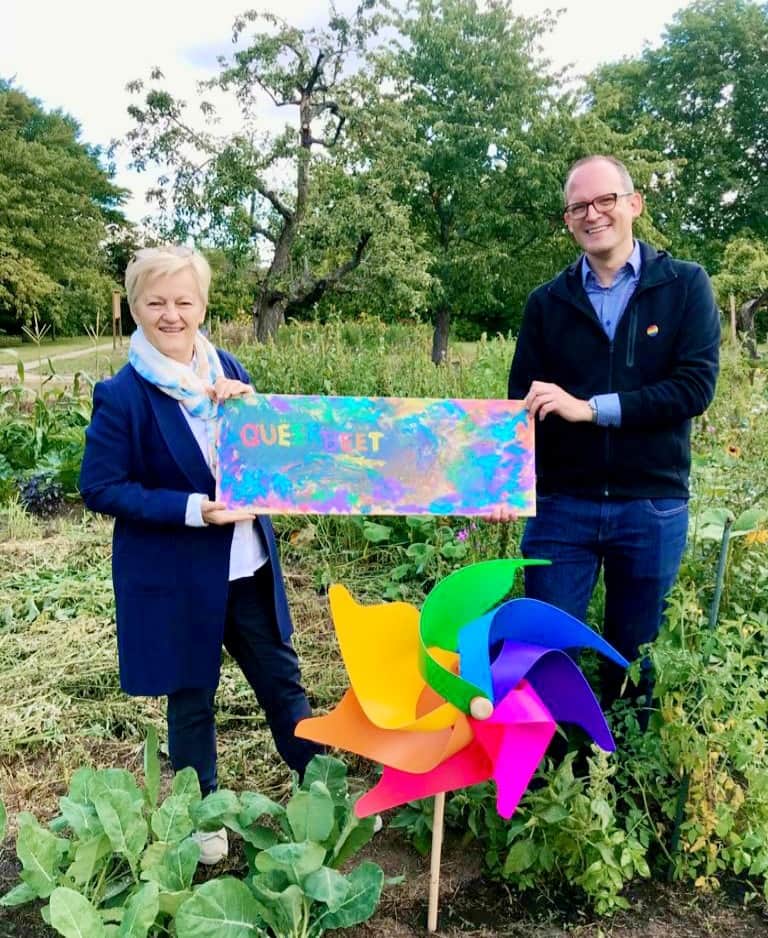s_k_walter's tweet photo. #Queer gärtnern - mit dem #Regenbogenfamilienzentrum des @LSVD_BB ist das nun auf dem eigenen #Queerbeet in der Gartenarbeitsschule am Südkreuz möglich. Eine wunderbare Oase inmitten der Stadt - und heute mit vielen tollen Garten-/Kochtipps von @RenateKuenast!
#happypride2020🏳️🌈 https://t.co/LvLljl5nc0