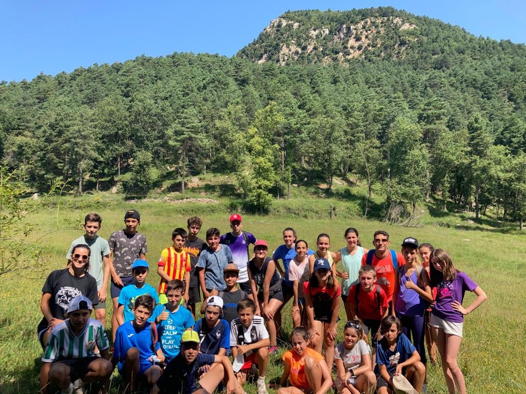 VedrunaGirona's tweet photo. Dia d'excursió a les colònies de grans, entorn immillorable i bon ambient! Les samarretes gairebé acabades i a la tarda ens vam refrescar amb els jocs d'aigua. #intensament #decididament #lleureVedruna #ColòniesVedrunaGrans2020 #VedrunaGirona @VedrunaCat https://t.co/KJoTWBNrx6