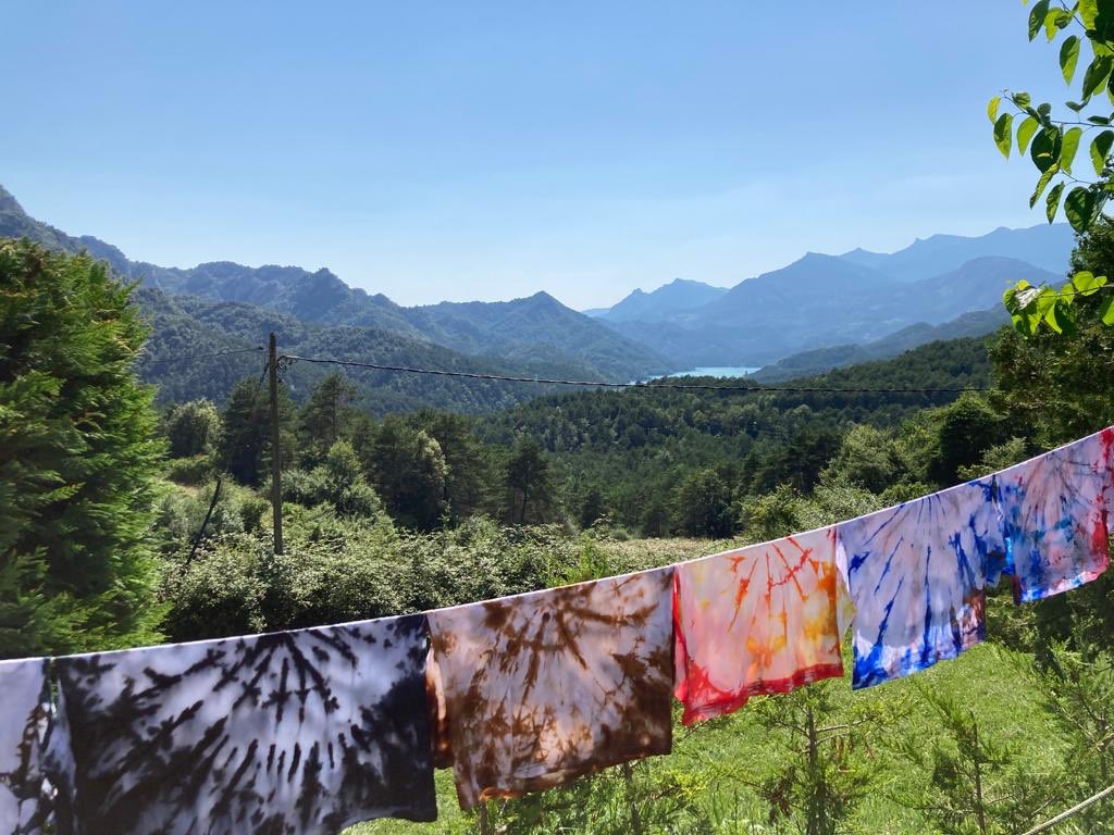 VedrunaGirona's tweet photo. Dia d'excursió a les colònies de grans, entorn immillorable i bon ambient! Les samarretes gairebé acabades i a la tarda ens vam refrescar amb els jocs d'aigua. #intensament #decididament #lleureVedruna #ColòniesVedrunaGrans2020 #VedrunaGirona @VedrunaCat https://t.co/KJoTWBNrx6