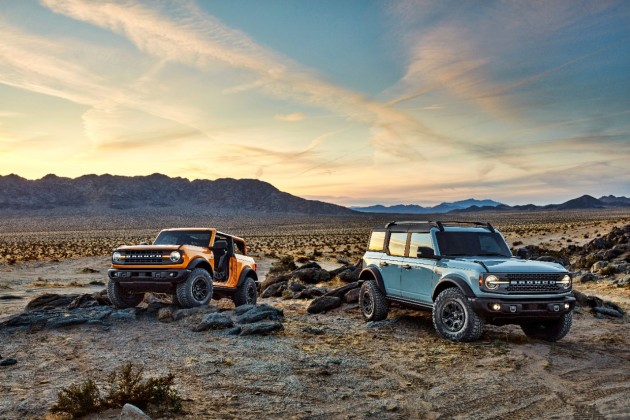 Ford выпустил новое поколение Bronco First Edition. "Турбочетверка" EcoBoost объемом 2,3 л, 273 л.с и 420 Нм. Семиступенчатая "механика" либо десятидиапазонная автоматическая коробка передач. В качестве альтернативы 2,7 V6 мощностью 314 сил и 542 Нм момента. Только с "автоматом"