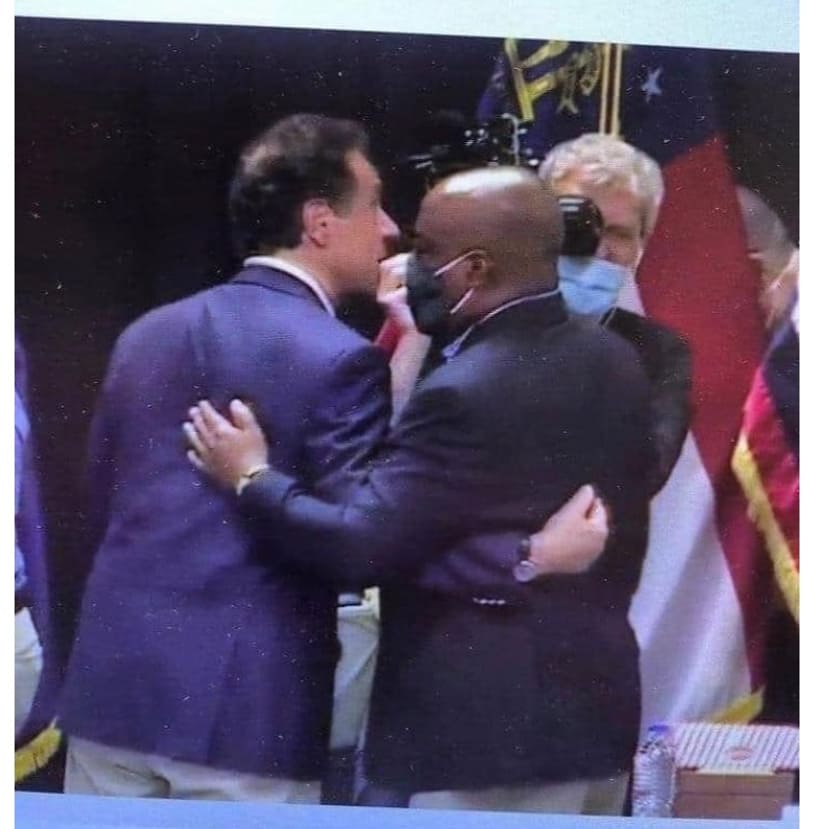 koziswellness's tweet photo. Lets be clear.
You tell people to #WearADamnMask
But your #hypocrite self
Does this
#cuomoUnmasked
#CuomoTheDirtyHomoSapien
#cuomoPrivilege https://t.co/goJxZQXTRV