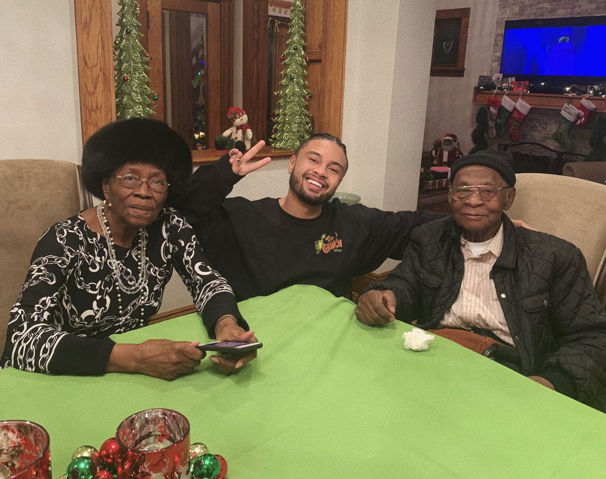 AlfredoFlores's tweet photo. Christmas 2019. the last photo I took with my beautiful Grandma.

RIP to this incredible woman. Love you forever. https://t.co/nepaTakjqf