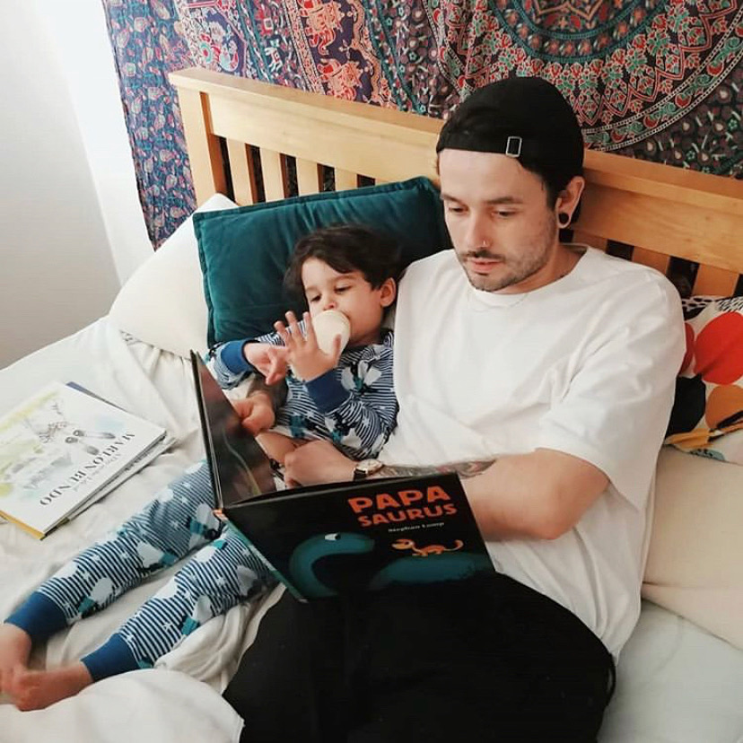 ChronicleKids's tweet photo. Bedtime stories with dad! π― (π·: Yasmin) #papasaurus #papsaurusbook #marlonbundobook #bedtimestories https://t.co/MkazytzS4R